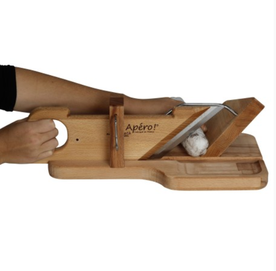 Grande guillotine à saucisson Goliath en bois naturel avec lame inox pour découpe de saucissons et charcuterie – outil apéritif convivial.