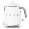 Bouilloire électrique Smeg blanche 0,8 L style Années 50 avec socle 360° et finition chromée.