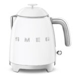 Bouilloire électrique Smeg blanche 0,8 L style Années 50 avec socle 360° et finition chromée.