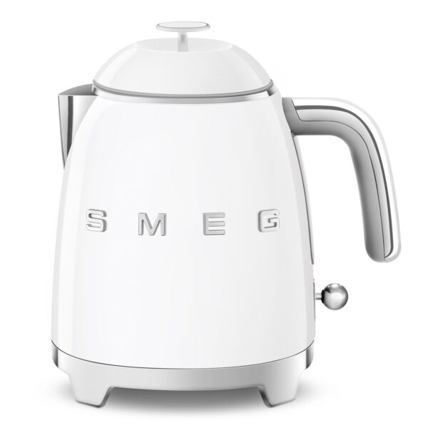 Bouilloire électrique Smeg blanche 0,8 L style Années 50 avec socle 360° et finition chromée.