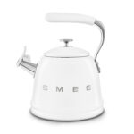 Bouilloire sifflante 2,3L-SMEG Bouilloire sifflante SMEG blanc WKF01WH 2,3 L, style rétro Années 50, inox, compatible gaz et induction, sifflet intégré.