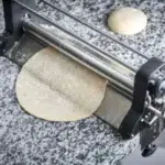 Laminoir manuel multipâte PRO en inox De Buyer – outil robuste pour étaler pâte à pizza, pâte feuilletée et pâtes fraîches.