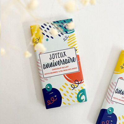 Tablette de chocolat au lait « Joyeux Anniversaire » avec éclats de petits beurres croquants, packaging festif.