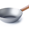 Wok BEKA Nomad 24 cm en acier carbone avec poignée en bois d’acacia, sans revêtement, tous feux induction