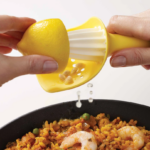 Presse‑agrumes Catcher JOSEPH JOSEPH jaune avec récupérateur de pépins pour extraction de jus d’agrumes