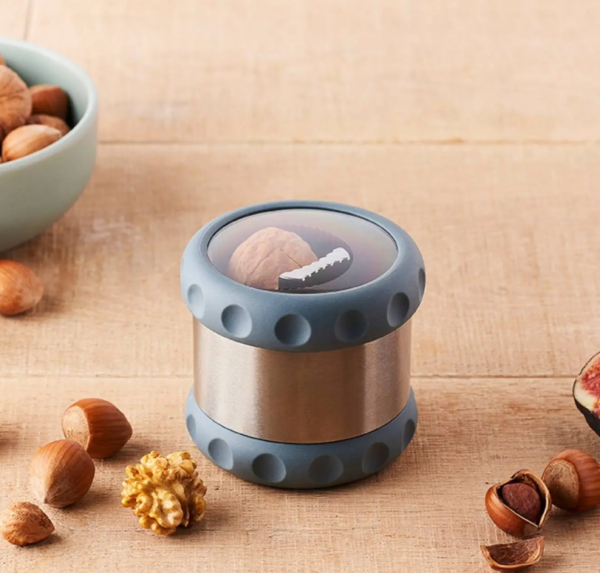 Casse‑noix mécanique gris Mastrad avec système d’engrenage pour casser les noix facilement et proprement