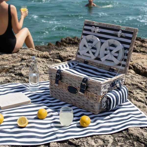 Panier pique-nique Marine 6 personnes en osier avec vaisselle et accessoires assortis
