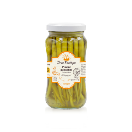 Photo de piments Guindillas verts Basques légèrement piquants en bocal de vinaigre