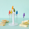 Pics apéritif Birdies – Set de 6 fourchettes apéritives avec oiseaux colorés sur support branche blanc, design ludique et pratique pour table et apéritifs.