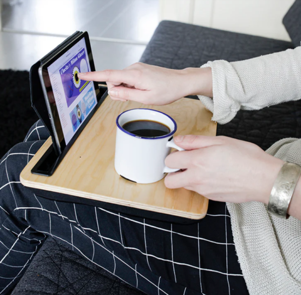 Kikkerland iBed Lap Desk Wood – bureau portable en bois avec surface antidérapante et coussin rembourré, utile pour tablette ou ordinateur.