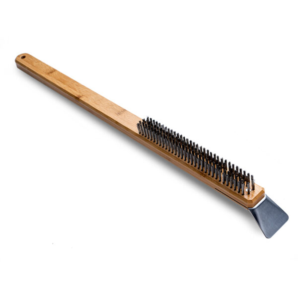 Brosse pour four à pizza Ooni avec manche en bambou et grattoir en acier inoxydable pour nettoyage de pierre réfractaire après cuisson.